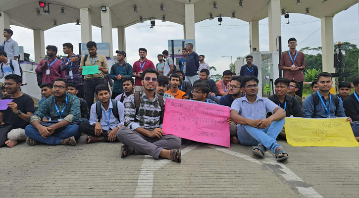 তিন দফা দাবিতে পবিপ্রবি শিক্ষার্থীদের মহাসড়ক অবরোধ