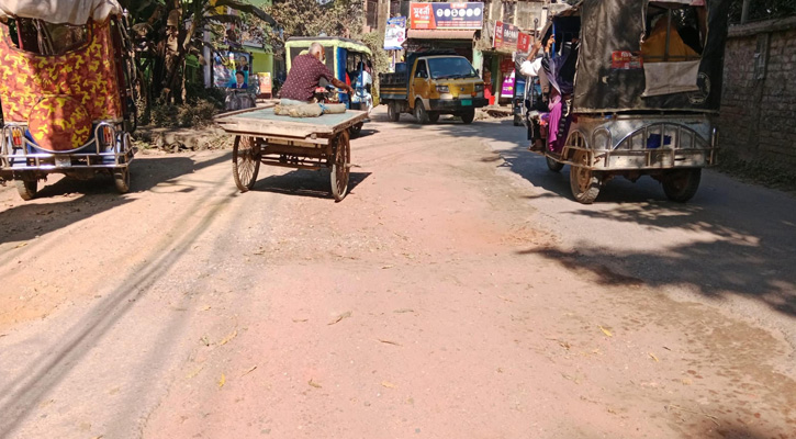সিংগাইর পৌরসভার ভাঙাচোরা প্রবেশ রাস্তা, দুর্ভোগে পথচারী ও শিক্ষার্থীরা
