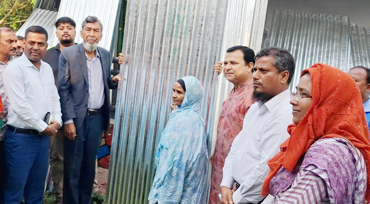 পীরগঞ্জে অগ্নিকাণ্ড ও ঝড়ে ক্ষতিগ্রস্তদের মাঝে ঢেউটিন ও নগদ অর্থ বিতরণ