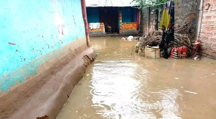 মৌলভীবাজারে টানা ভারী বর্ষণে চরম জনদুর্ভোগ, বেশি বিপাকে নিম্ন আয়ের মানুষ