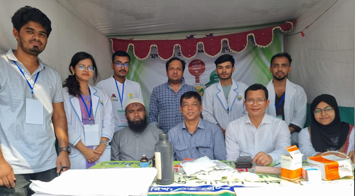 ঢাকার পশুহাটে শেকৃবির ইস্টার্ন  ভেটেরিনারি ডাক্তারদের চিকিৎসা সেবা