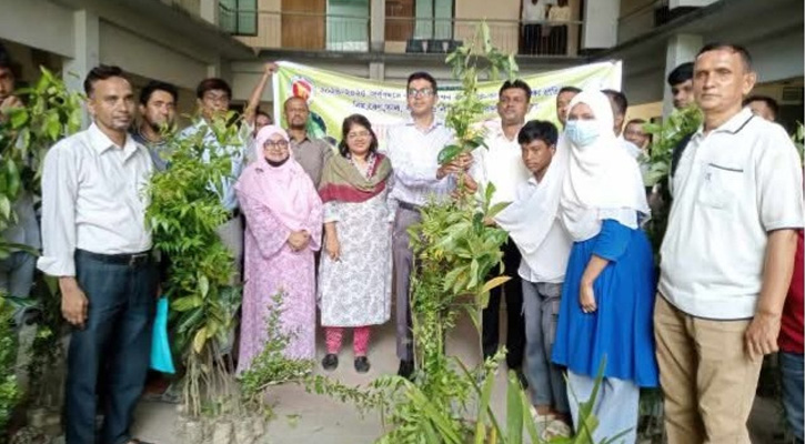 বোয়ালখালীতে শিক্ষার্থীদের মাঝে বিনামূল্যে চারা বিতরণ