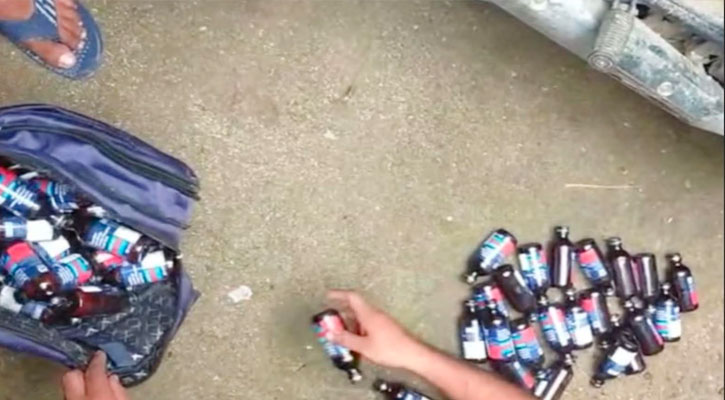 মান্দায় মোটরসাইকেল আরোহীর ফেলে যাওয়া ব্যাগে ৭০ বোতল ফেনসিডিল উদ্ধার!