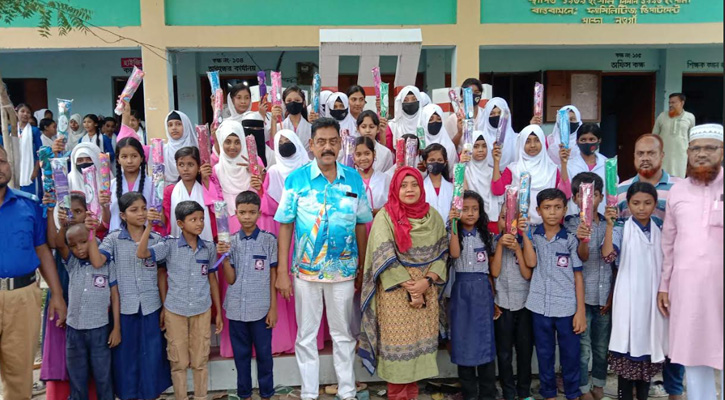 মান্দায় দুঃস্থ নারী, কৃষক ও শিক্ষার্থীদের মাঝে উপকারভোগী সামগ্রী বিতরণ