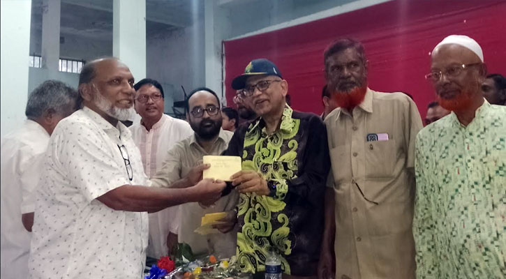 তানোরে মাধ্যমিক শিক্ষক-কর্মচারীদের অবসর কল্যাণ সমিতির চেক বিতরণ