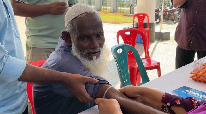 পীরগঞ্জে বিনামূল্যে ডায়াবেটিস পরীক্ষা ৬৫ বছর বয়সে প্রথম পরীক্ষা করালেন আজিজুল