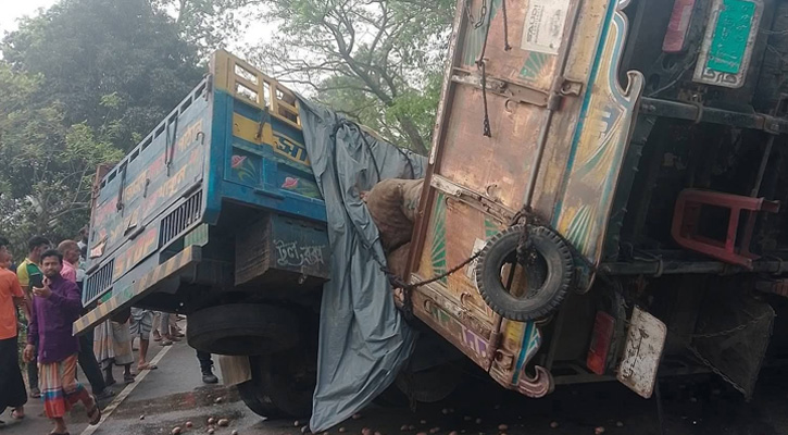 বড়াইগ্রামে দুই ট্রাকের সংঘর্ষে চালক নিহত, আহত ৩