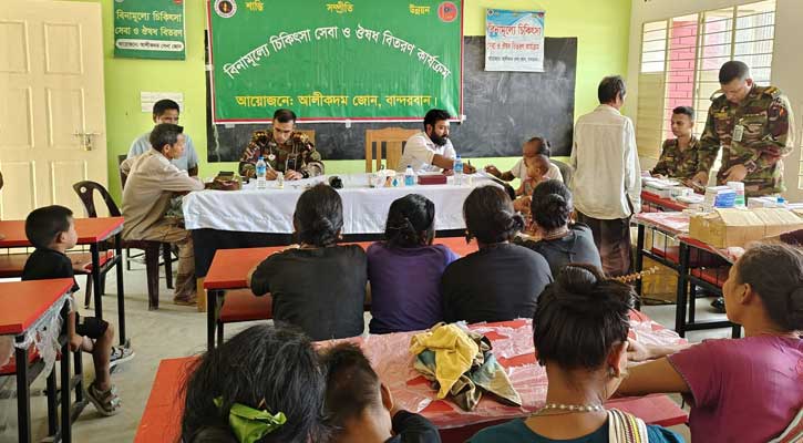 কুরুকপাতায় সেনাবাহিনীর ফ্রি মেডিকেল ক্যাম্প, চিকিৎসাসেবা পেলেন ২৭৬ জন