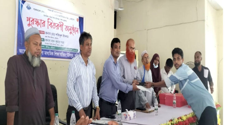 উলিপুরে কৃতি শিক্ষার্থীরা পেলো পুরস্কার