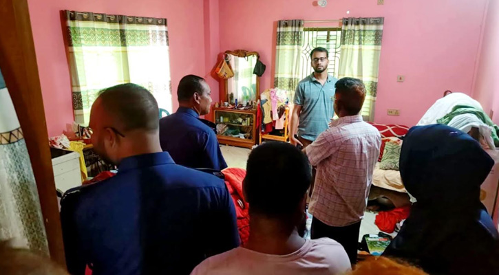 কালাইয়ে শিক্ষক দম্পতির বাড়িতে অস্ত্রের মুখে জিম্মি করে ১৫ ভরি স্বর্ণালঙ্কার ও দেড় লাখ টাকা ডাকাতি