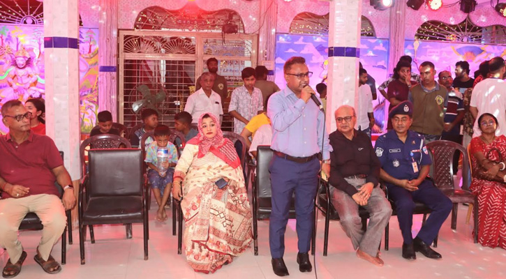 নড়াইলে শারদীয় দুর্গোৎসব উদযাপন পরিদর্শন করলেন এসপি