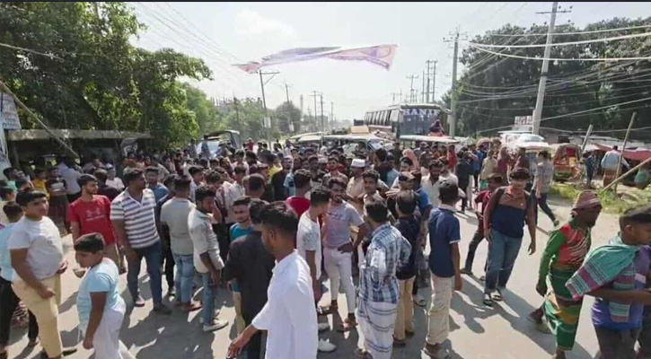 রূপগঞ্জে ছাত্র বলাৎকারের অভিযুক্ত শিক্ষকের শাস্তির দাবিতে ঢাকা-সিলেট মহাসড়ক অবরোধ