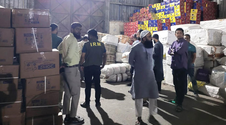 বেনাপোল স্থলবন্দরে ঘোষণা বহির্ভূত প্রায় ৬ কোটি টাকার শাড়ি-থ্রি পিস ও প্রসাধনী আটক