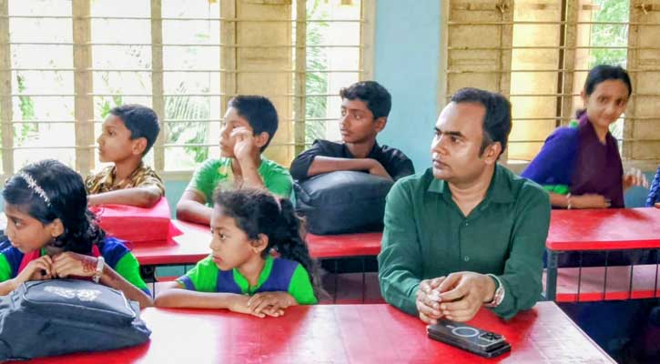শ্রেণিকক্ষে শিক্ষার্থীদের পাশে বসলেন মোরেলগঞ্জের ইউএনও