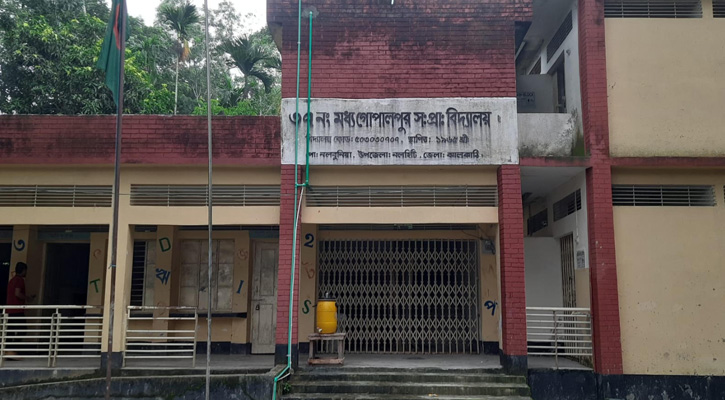 সাড়ে দশটায় আসেন শিক্ষক, দপ্তরীর ব্যস্ততা বাড়ির কাজে