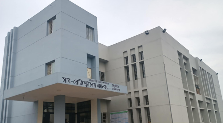 নির্মাণ ত্রুটিতে সিংগাইর সাব-রেজিস্ট্রার অফিস ভবনে ফাটল, পাঁচ মাসেই পানি চুঁইয়ে ঝরছে