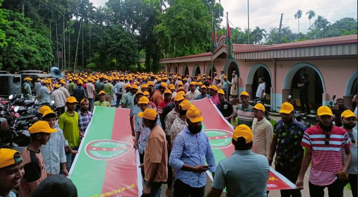 উলিপুরে নানা কর্মসূচির মধ্য দিয়ে স্বেচ্ছাসেবক দলের ৪৫তম প্রতিষ্ঠাবার্ষিকী উদযাপন