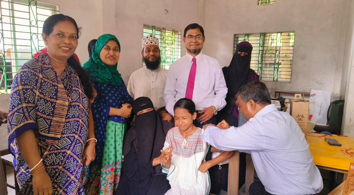 বোয়ালখালীতে টাইফয়েড টিকা ক্যাম্পেইন পরিদর্শনে সিভিল সার্জন