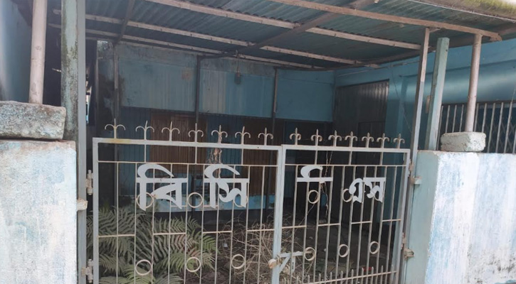 ঠাকুরগাঁও কেমিস্টস সমিতি অচল, অফিসে ময়লার স্তূপ