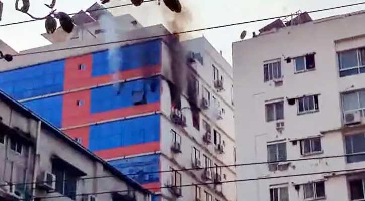 রাজধানীর বিজয়নগরে বহুতল ভবনে আগুন