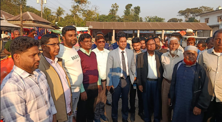 সিংগাইরে খেলার মাঠের অবৈধ দোকান উচ্ছেদ করলেন ভ্রাম্যমান আদালত