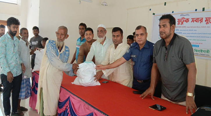 ‘ভয়েস অব ঝিনাইগাতী’র উদ্যোগে ঈদ সামগ্রী বিতরণ
