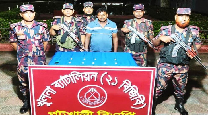 বেনাপোল সীমান্তে দুই কোটি টাকার স্বর্ণসহ চোরাকারবারী আটক