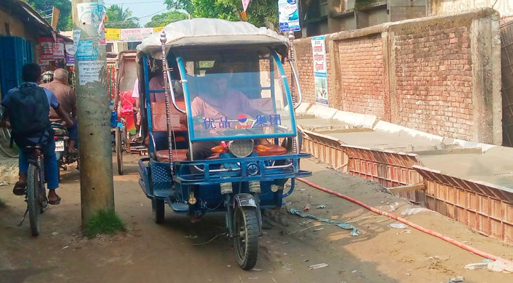 সড়কের মাঝখানে ‘বেরসিক’ বিদ্যুতের খুঁটি, ঝুঁকি নিয়ে চলাচল