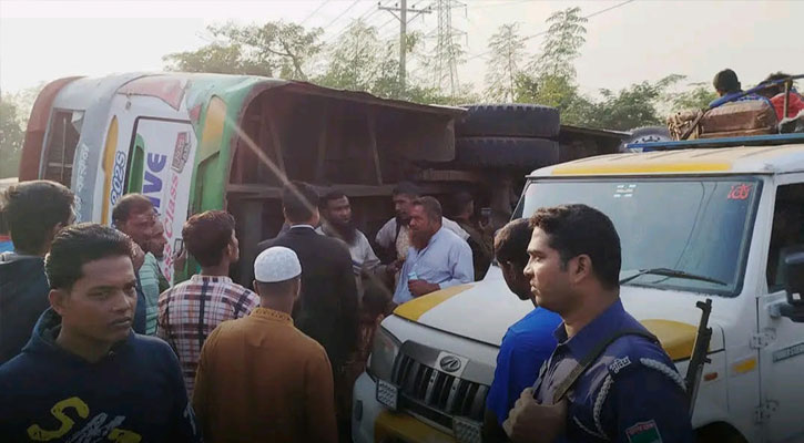 সাতক্ষীরা-খুলনা মহাসড়কে বাসের ধাক্কায় ইজিবাইক চালক নিহত