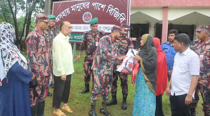 আলীকদমে বন্যার্ত ৮০ পরিবারের মাঝে বিজিবির ত্রাণ বিতরণ