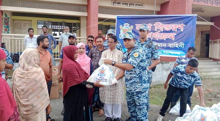 কমলগঞ্জে বন্যার্তদের মাঝে বিমান বাহিনীর ত্রাণ বিতরণ