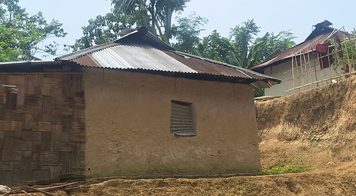 কালের বিবর্তনে হারিয়ে যাচ্ছে গ্রাম বাংলার ঐতিহ্যবাহী মাটির ঘর
