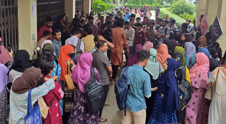 শিক্ষক নিয়োগের দাবিতে কুবির ফার্মেসী বিভাগের শিক্ষার্থীদের প্রশাসনিক ভবনে তালা