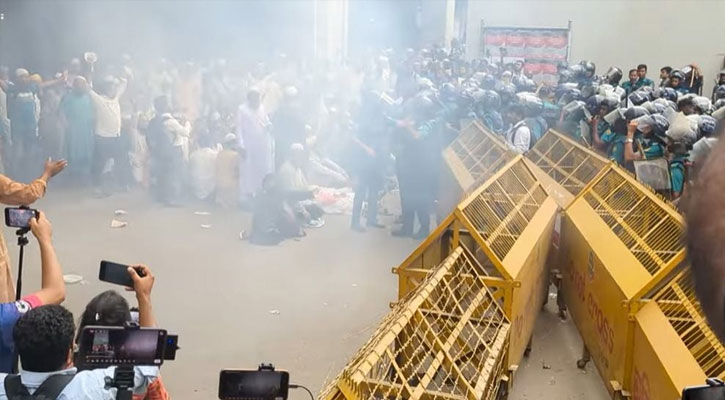 ইবতেদায়ী মাদরাসা শিক্ষকদের সঙ্গে পুলিশের সংঘর্ষ, আহত অন্তত ১৫