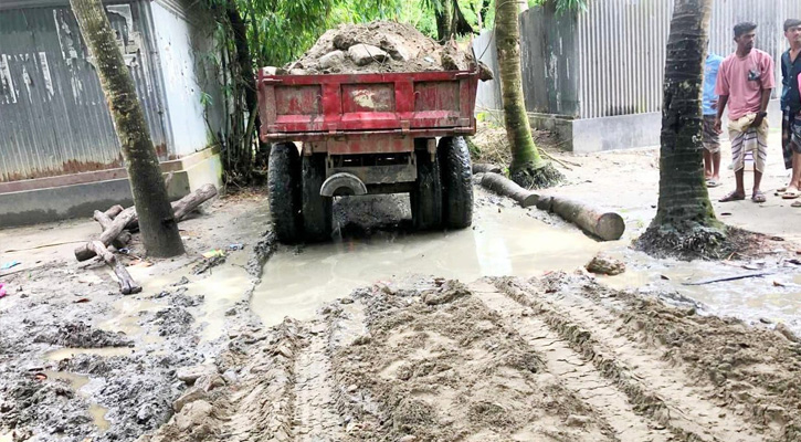 সরিষাবাড়ীতে ব্যক্তিগত উদ্যোগে চরাঞ্চলের কাদাময় ও ভাঙাচোরা রাস্তা সংস্কার