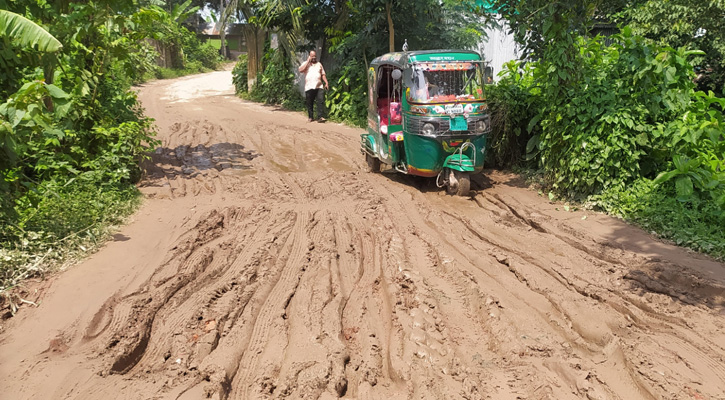 তিতাসে রাস্তা সংস্কার না করায় ভোগান্তিতে প্রায় লক্ষাধিক পথচারী, ঝুঁকি নিয়ে চলছে যানবাহন
