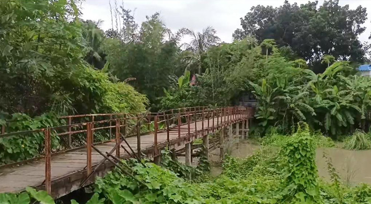চরভদ্রাসনে ভাঙা সংযোগ ব্রিজে ঝুঁকিতে শতাধিক মানুষ