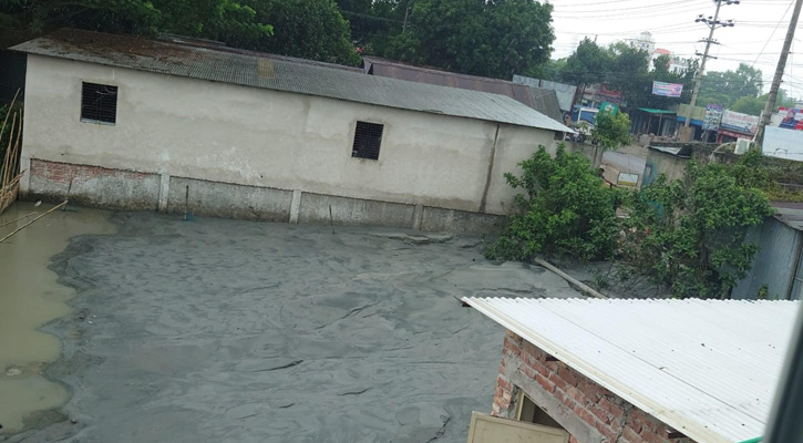 তিতাসে ছাত্রদল-যুবদল নেতার নেতৃত্বে সওজের জমি দখল, রাতের আঁধারে বালু ভরাট