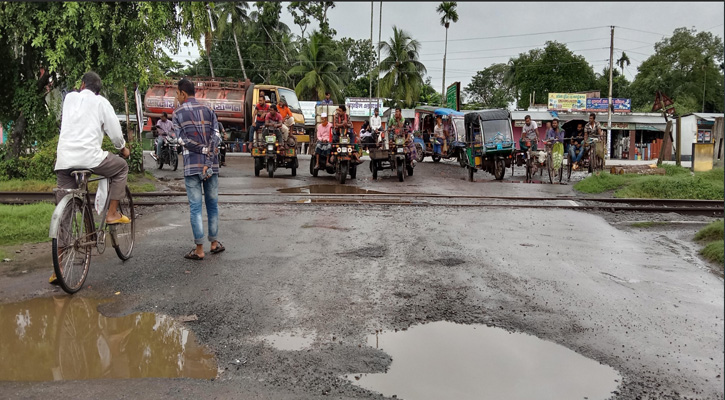 ঝুঁকিপূর্ণ অরক্ষিত অবৈধ রেল ক্রসিং