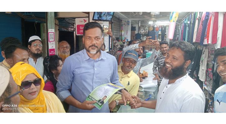 পত্নীতলায় বিএনপি নেতা নাজিবুল্লাহ চৌধুরীর নেতৃত্বে লিফলেট বিতরণ