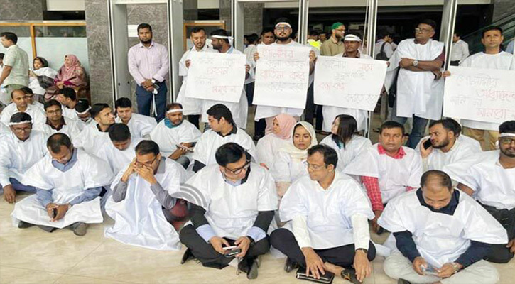 কাফনের কাপড় পরে এনবিআরে আবারও কলম বিরতি