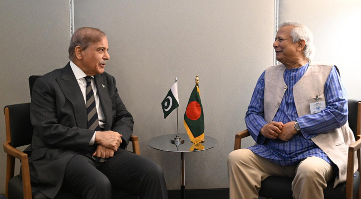 নিউইয়র্কে পাকিস্তানের প্রধানমন্ত্রীর সঙ্গে প্রধান উপদেষ্টার বৈঠক