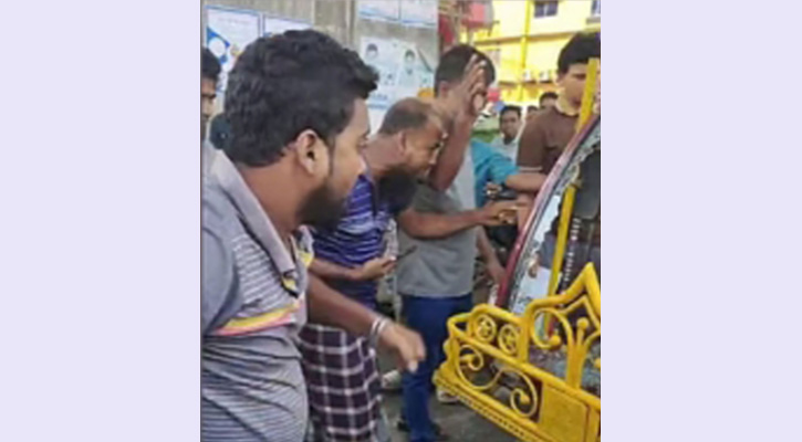 চট্টগ্রামে মব সৃষ্টি করে পুলিশ সদস্যকে পেটালেন রিকশাচালকরা