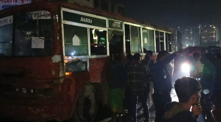 সাভারে মহাসড়কের পাশে দাঁড়িয়ে থাকা বাসে আগুন