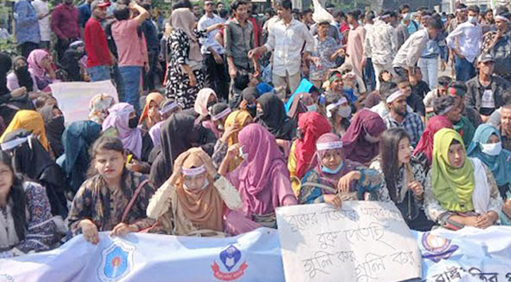 সচিবালয় অভিমুখী সড়ক অবরোধে সাত কলেজ শিক্ষার্থী, যান চলাচল বন্ধ