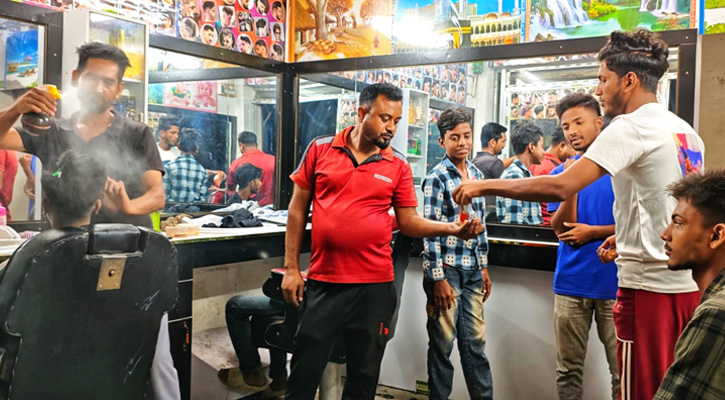 নিজেকে আকর্ষণীয় করতে ভাঙ্গুড়ায় সেলুন-বিউটি পার্লারে উপচেপড়া ভিড়