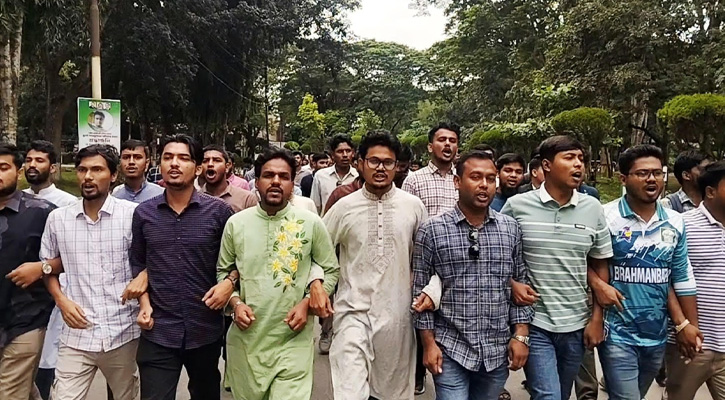 জুলাই বিরোধী শক্তির আস্ফালনের প্রতিবাদে ইবি শিক্ষার্থীদের বিক্ষোভ মিছিল