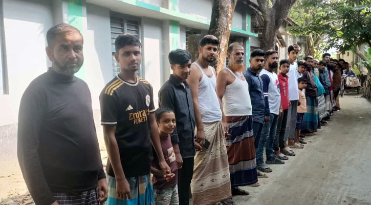 মান্দায় কাবিটা প্রকল্পের রাস্তায় ব্যাপক অনিয়মের অভিযোগে মানববন্ধন