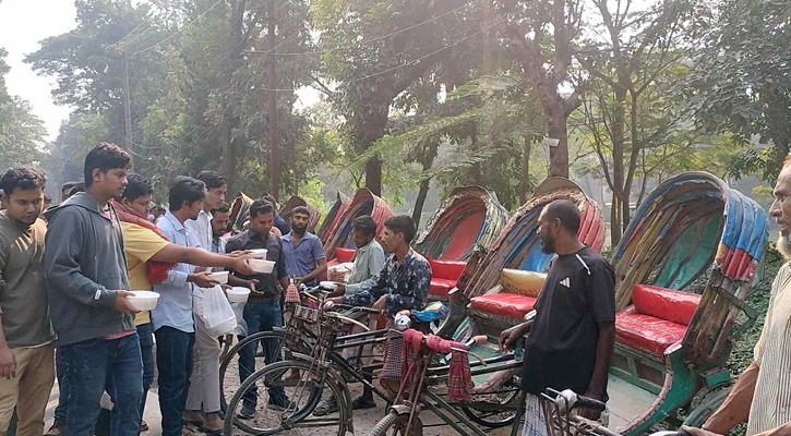 খালেদা জিয়ার সুস্থতায় জাবিতে সুবিধাবঞ্চিতদের মাঝে ছাত্রদল নেতার খাদ্য বিতরণ 