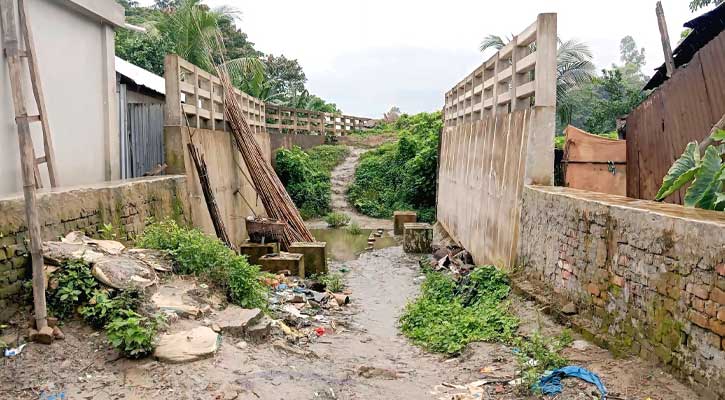তিতাসে সাড়ে ৫ কোটি টাকার সেতু, সংযোগ সড়কের অভাবে জনদুর্ভোগ